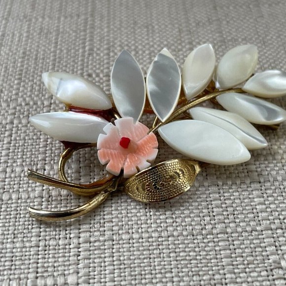 Vintage Pin White/Gold Tone Leaf Brooch Pin - Picture 2 of 10